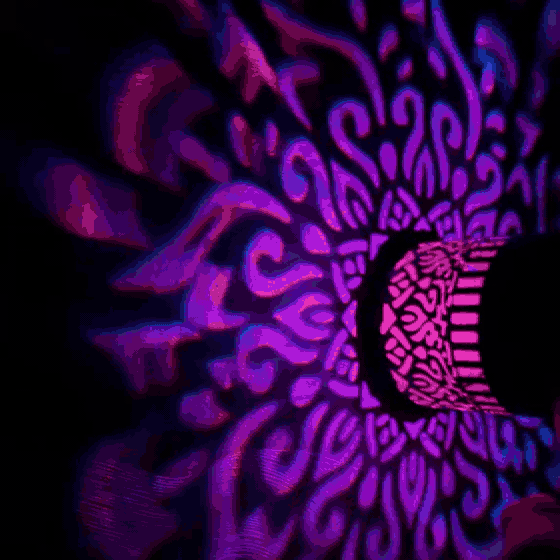 La lampe change de couleur et projette un motif d'arabesques