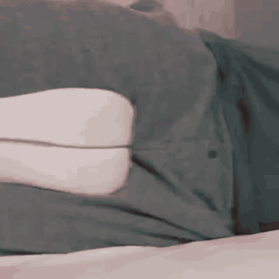 Le coussin en place dans le lit, entre les jambes