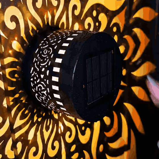La lampe posée sur une clôture, le motif s'étend autour d'elle