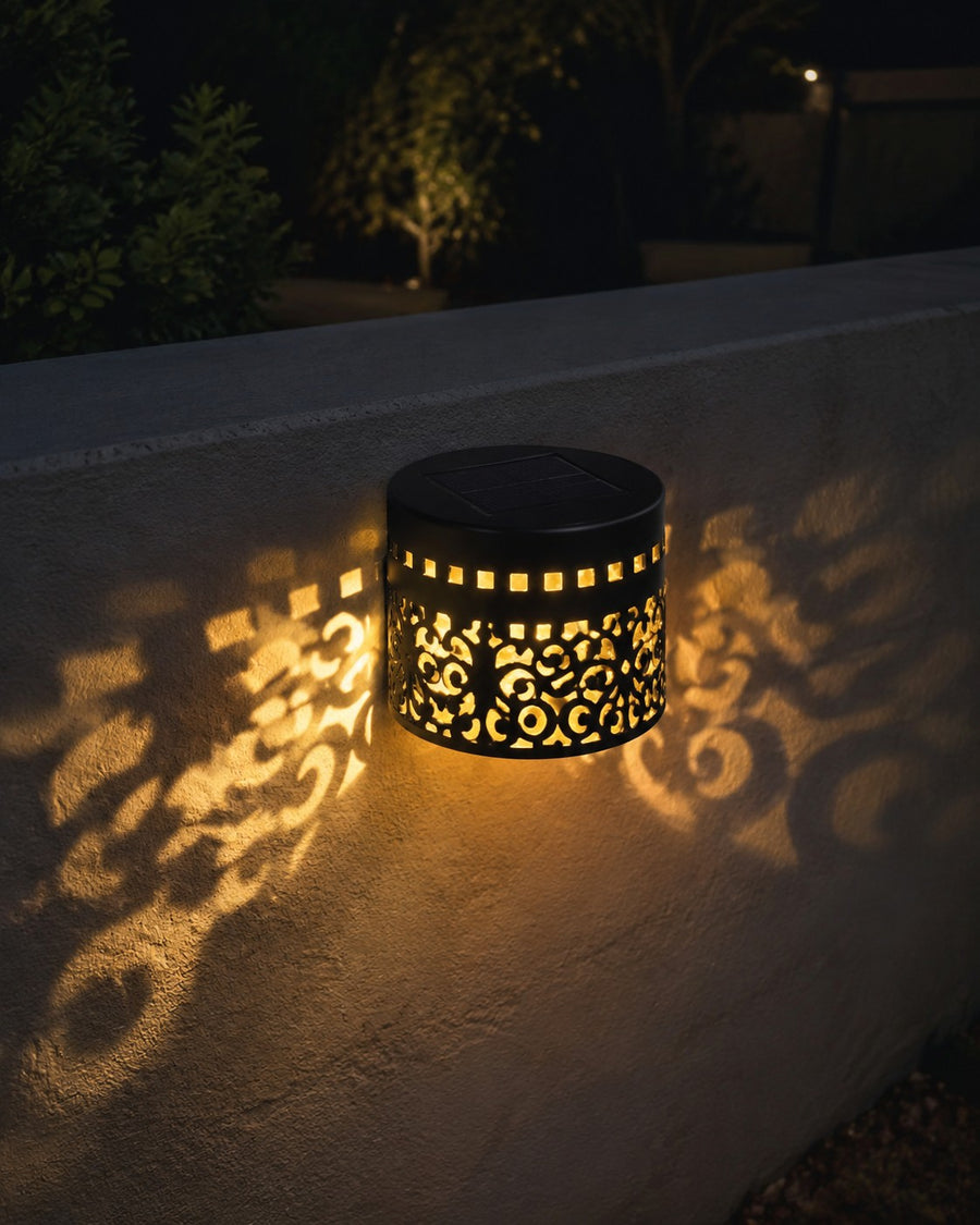 La lampe fixée au mur, projection ambrée la nuit