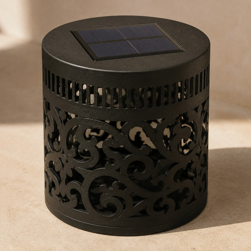 Lampe solaire Mandala Celiouh, corps métal ajouré noir et panneau solaire