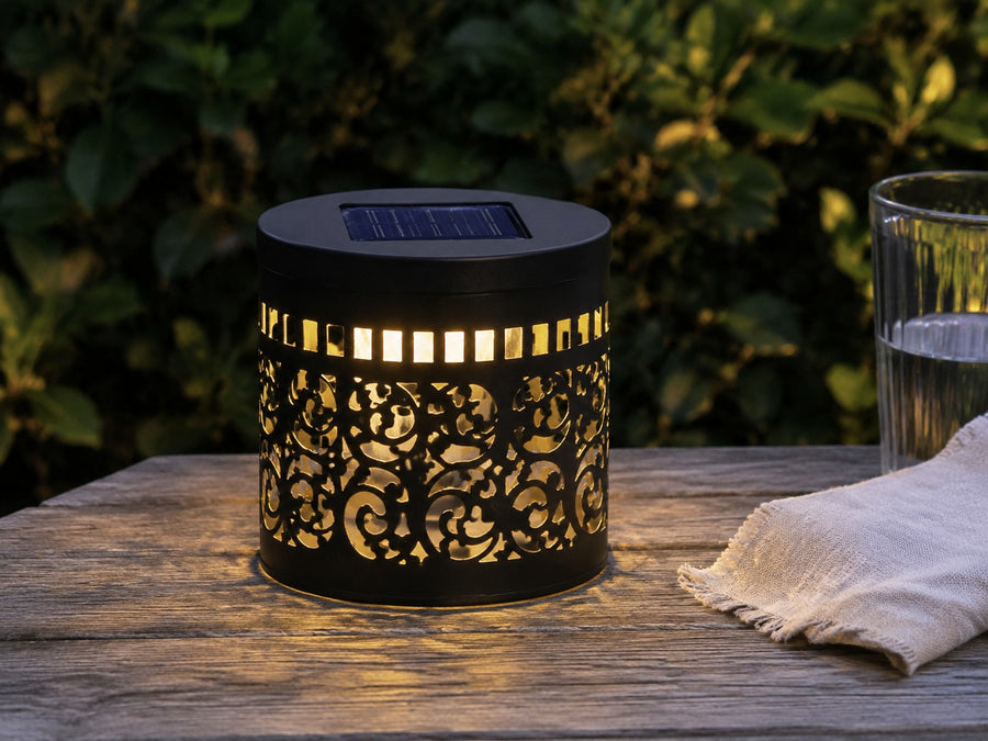 La lampe posée sur une table de jardin au crépuscule
